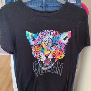 Queen Colored Cheetah Tee Size Medium